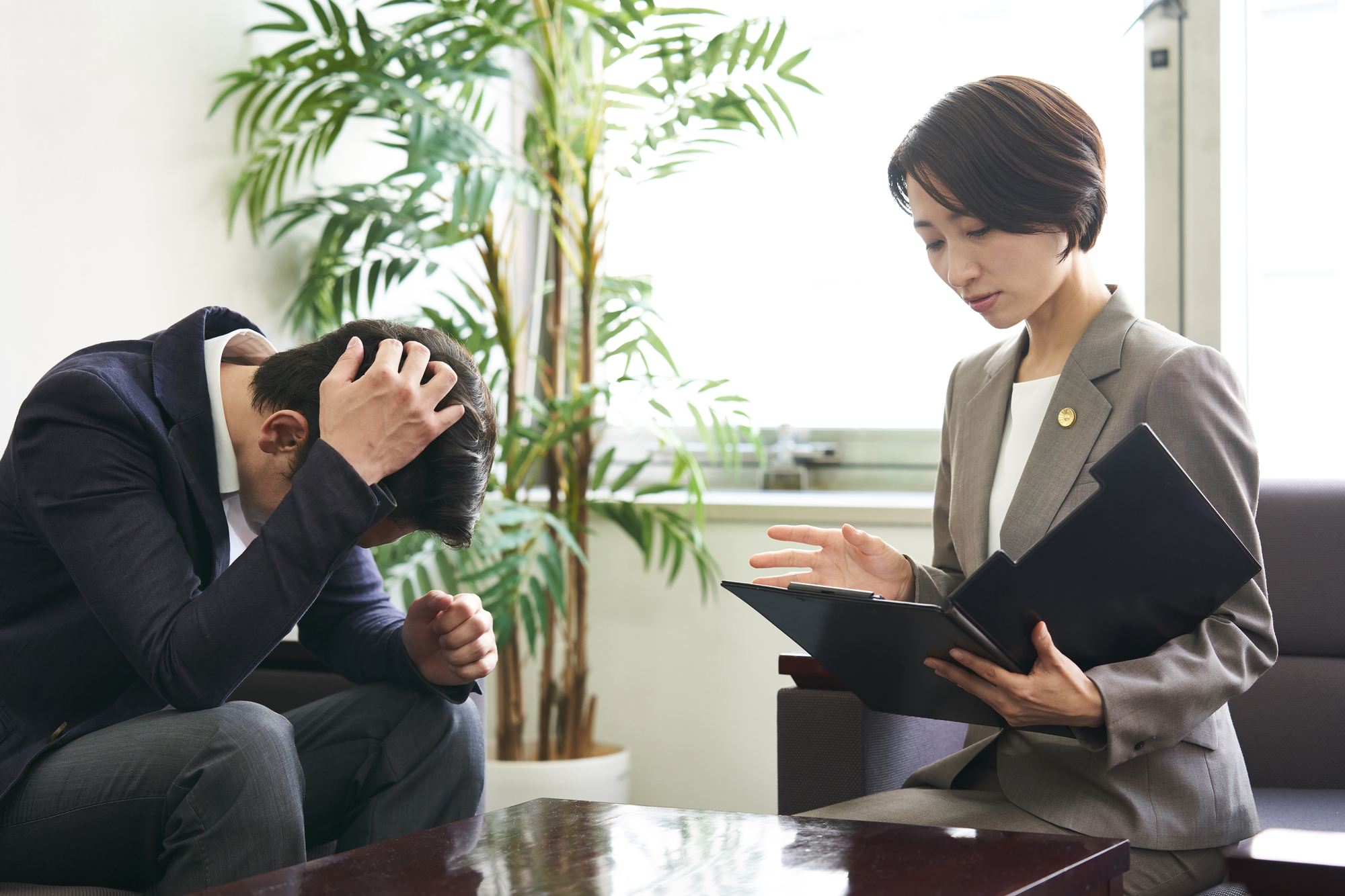 自己破産すると会社にバレる？バレるケースやバレたくないときの対処法を解説！