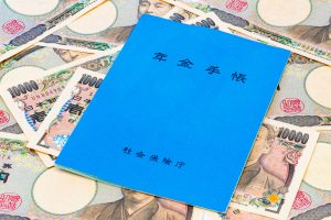 自己破産すると年金はどうなる？差し押さえられる年金はある？